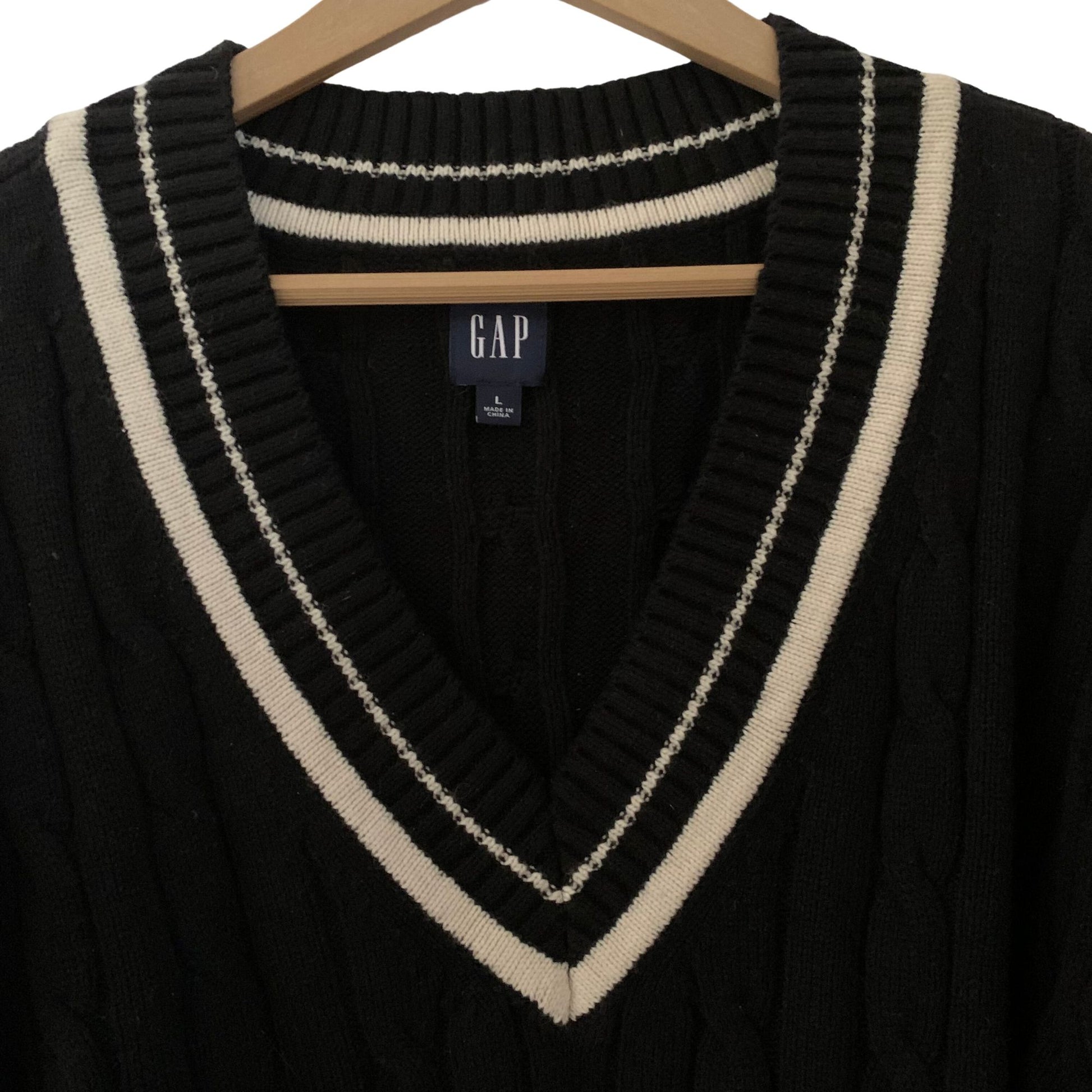 GAP Women's V-Neck Black Sweater - Pre-Owned - Large